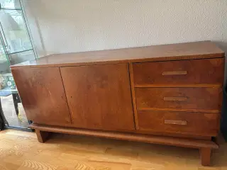 Antik skænk med skuffer