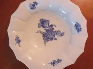 Blå blomst. Kantet fad. 10/8557. Har 3 stk.