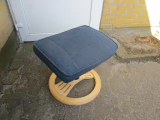 1 stk Fodskammel med mørkeblå stof 