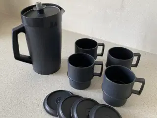 Tupperware kande med 4 krus med låg