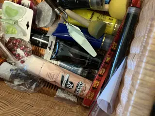 kurv med div.hobbyting sælges