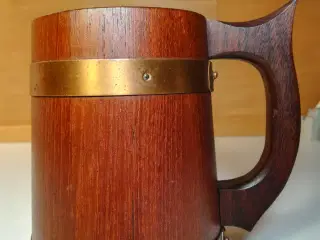 Dekorativt krus i teak (formentlig), højde 12,5 cm