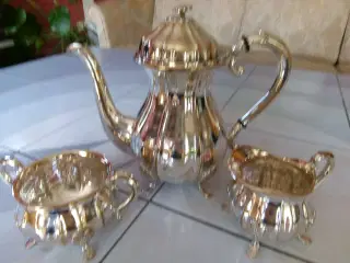 Kaffe og fløde kande og sukker skål