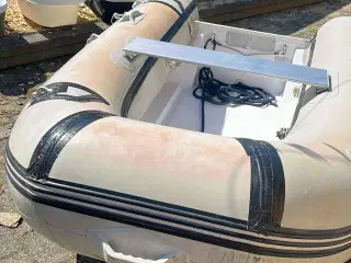 Gummibåd med fast bund og motor