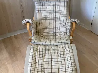  Pernillastol med skammel. Velholdt.