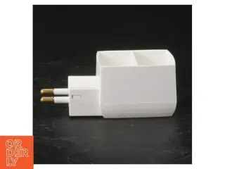 Hvid rejseadapter fra Elworks (str. 10x5 cm)