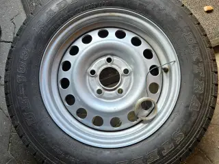 Campingvogn/trailerfælg med dæk. 