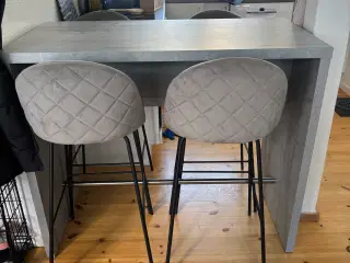 Højbord og fire barstole