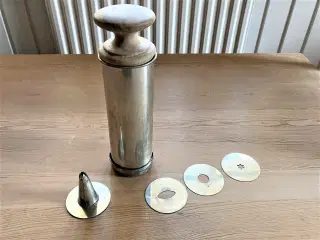 Retro køkkengrej, bollesprøjte, citronpresser m.m.