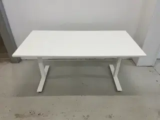 Ikea skrivebord model Skarsta højdejusterbar.