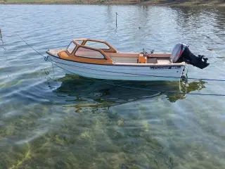 Crescent 465, 25 hk firetakts Mariner motor.
