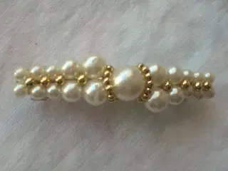 Hårspænde med perler og guld.