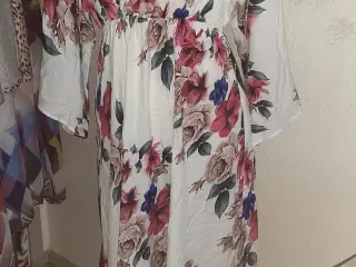 Maxi kjole fra VONDA, med blomster print. Str:M/L.