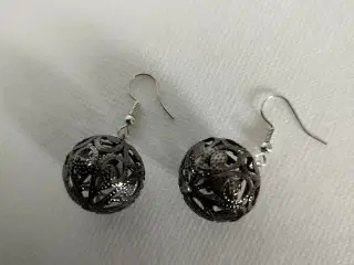Et par elegante øreringe med et kugleformet design