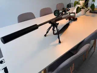 Riffel, haglgevær, våbenskab og kikkert