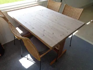 Spisebord med 4 stole