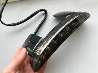 Mørk LED buet baglygte mc
