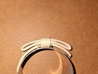 Fast armbånd med brun lædersløjfe 