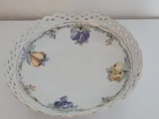Ældre frugtskål med kant med hulmønster. ca. 20 cm
