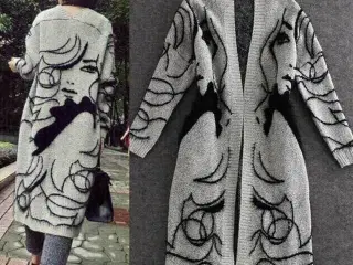 Cardigan-Lang ./I skøn strik, m.motiv broderet