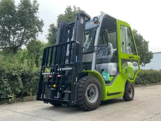 2,5 Tons Gas truck / Benzintruck med kabine 