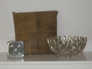 Furre Hause metal skål, terning og læderpude.